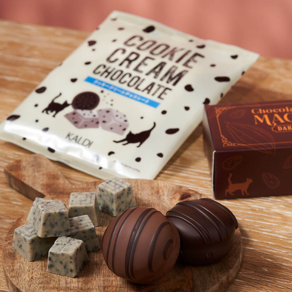 クッキークリームチョコレート＆チョコがけマカロン by カルディの猫の日バッグプレミアム