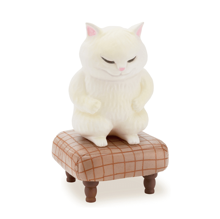 椅子の上に座る白猫のフィギュア by 画家カマノレイコ