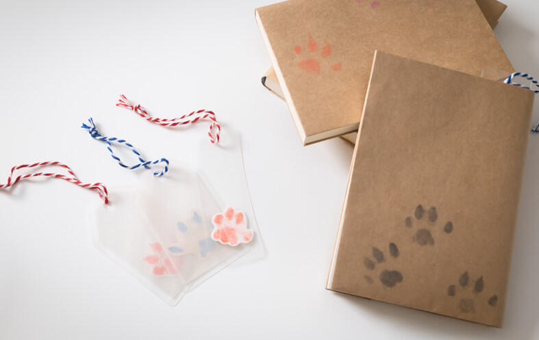 犬猫の肉球の手形・足形で作ったオリジナルの栞＆ブックカバー