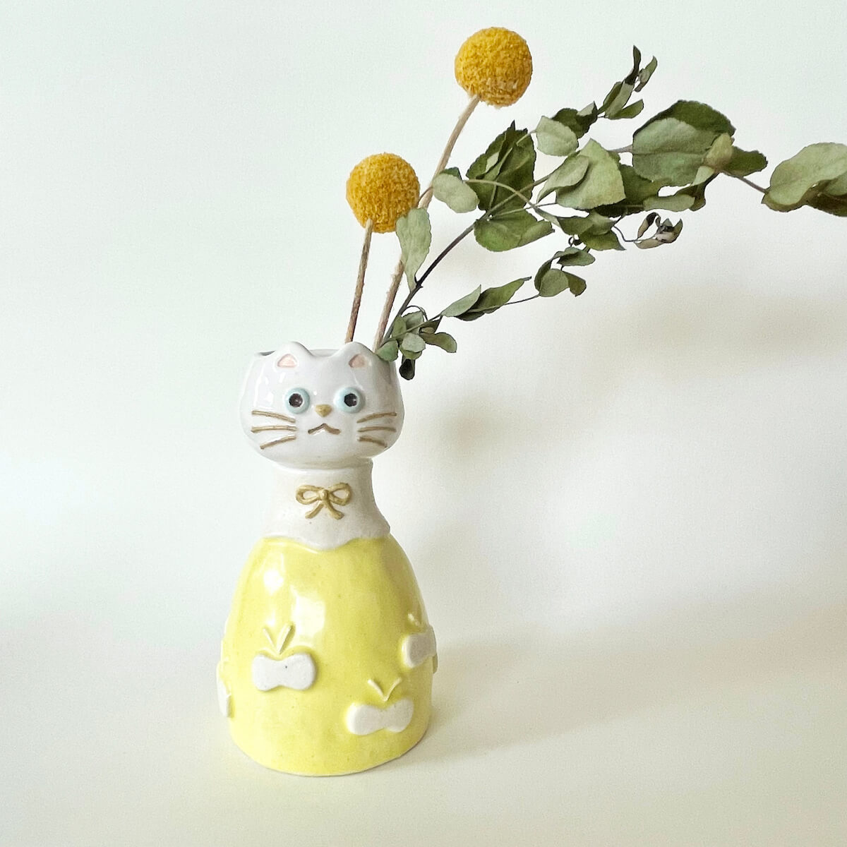 Chie Shiraishi（チエ シライシ）の猫モチーフの花瓶