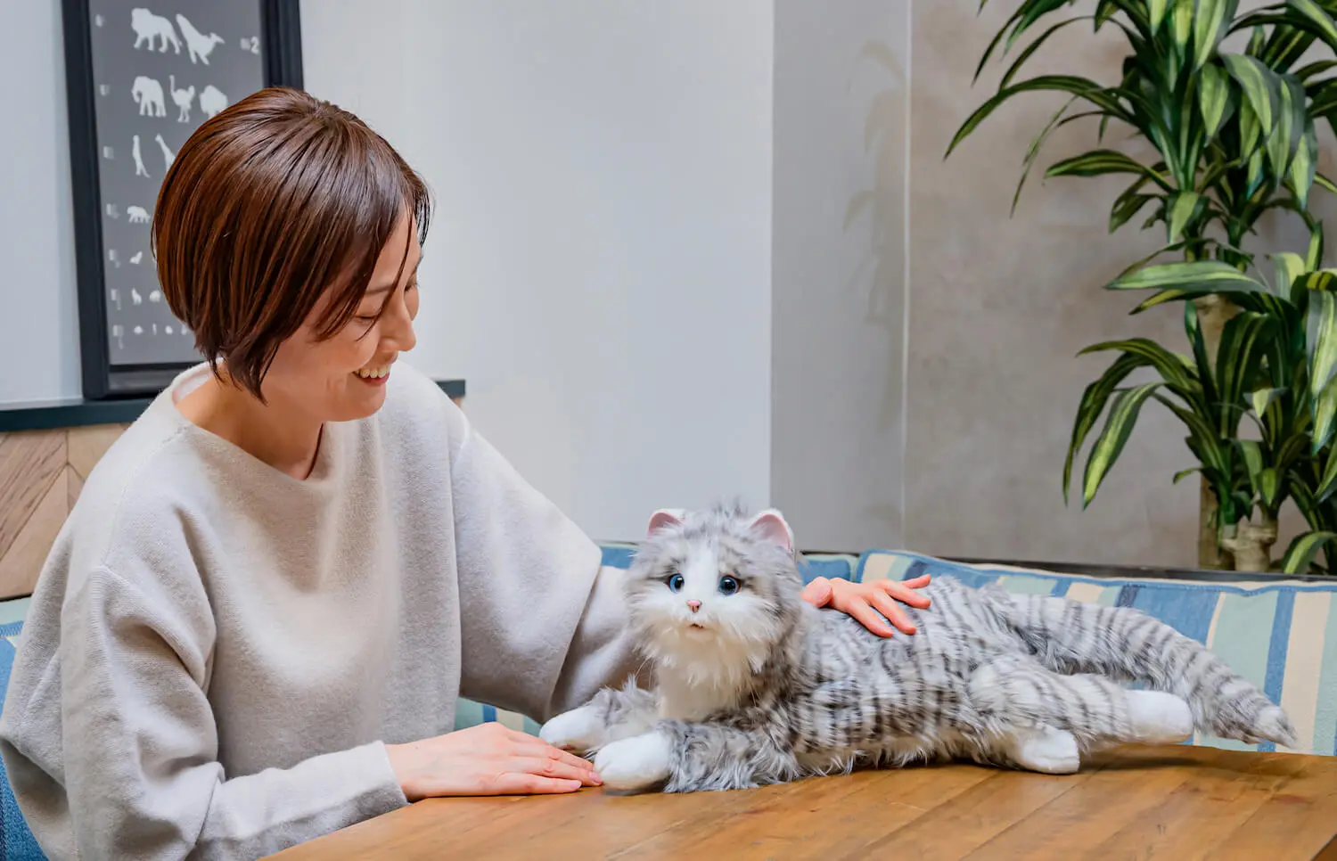 猫型ペットロボット「あまえんぼうねこちゃん」に新色アイスグレーが