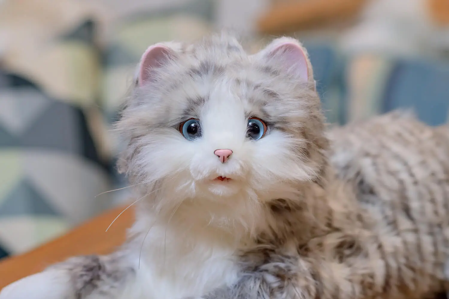 猫型ペットロボット「あまえんぼうねこちゃん」に新色アイスグレーが