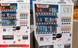 猫の形をしたダイドードリンコの自動販売機が大阪に出現！飲料製品だけでなく猫へのお土産も購入できるユニークな試み