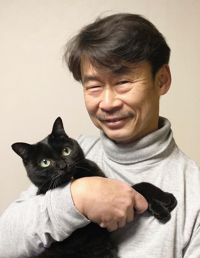 「ねこ博士」として知られる、山根明弘教授と愛猫の写真