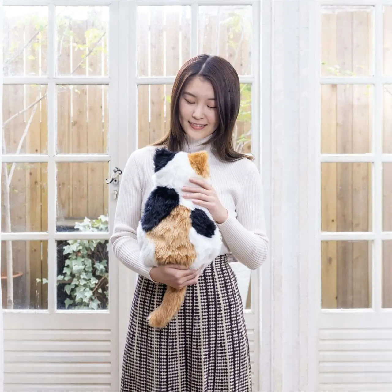 撫でるとゴロゴロ音が聞こえる猫型クッション『MeowEver』から三