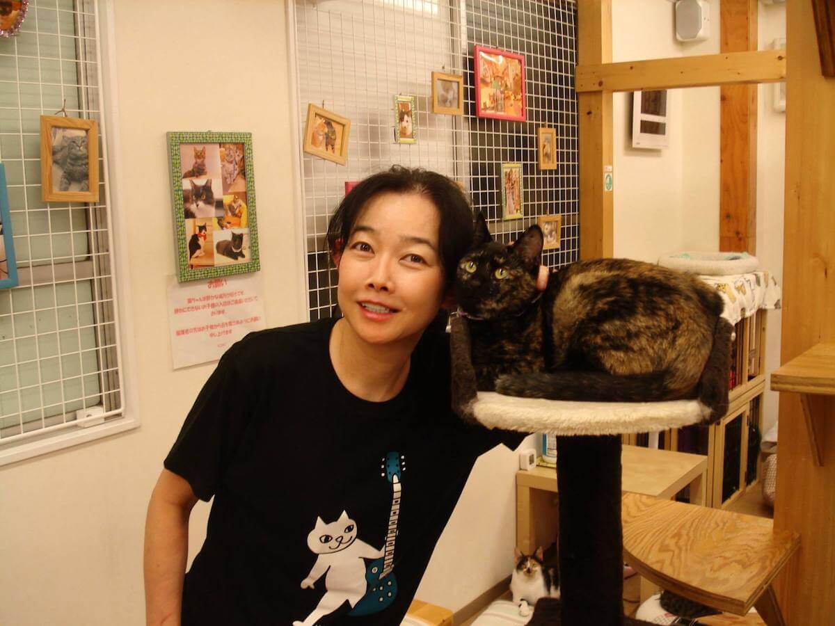 保護猫カフェ「ネコリパブリック ちば店 CAFE&CATS MOF MOF」のオーナーで、昭和の森動物病院の院長・獣医師でもある大幡真奈美さん。