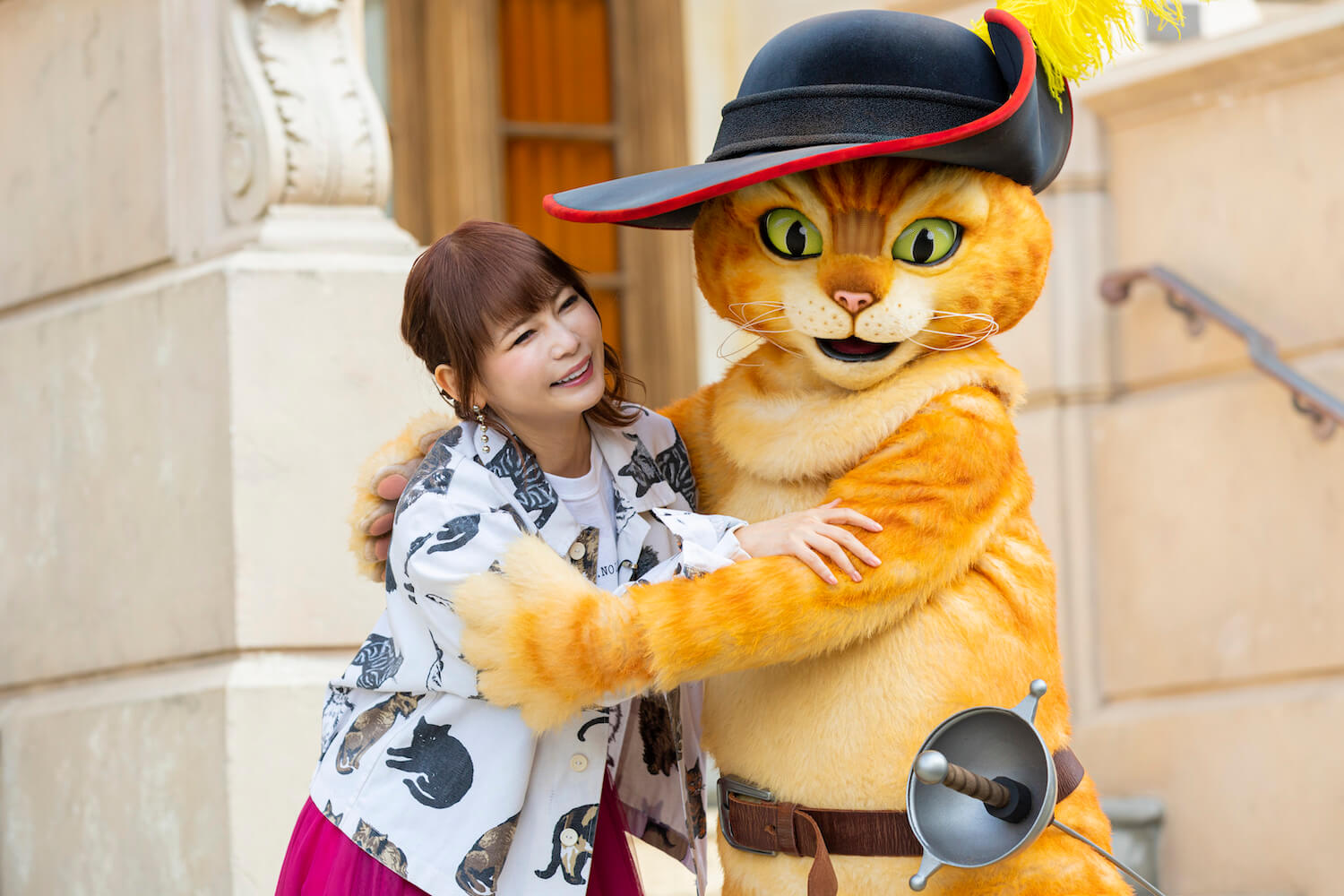 映画『長ぐつをはいたネコと9つの命』の主人公・猫の「プス」とグリーティングで触れ合う中川翔子（しょこたん）