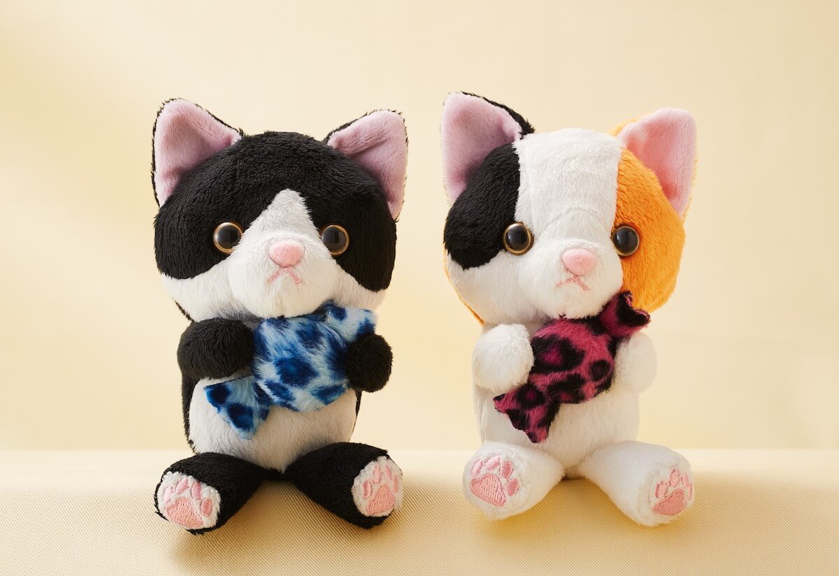 ホテル日航大阪の猫マスコットキャラクター、ハチワレの「はっちゃん」と三毛猫の「みけちゃん」