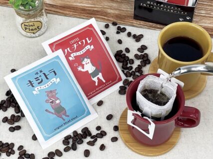 猫パッケージのドリップコーヒーが郵便局限定で発売！キジトラ＆ハチワレ猫がレトロな珈琲店の店主に