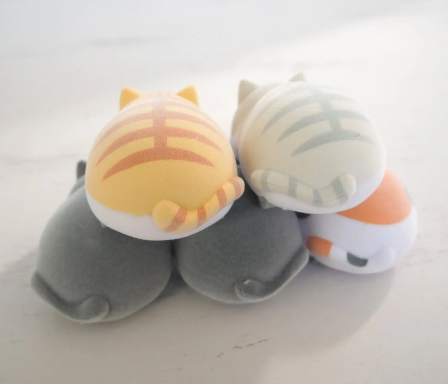 猫をコロコロ転がすだけでお掃除してくれる！動物型の卓上クリーナー