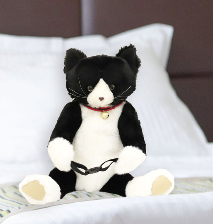 黒白ハチワレ猫をモチーフにしたデザインの猫型バッグ「キャリーオンキャット」製品イメージ