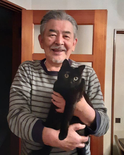 黒猫のるるを抱っこするお父さん by 『親父と猫　定年後に待っていた猫ライフ』