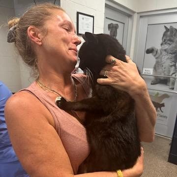 迷子になった猫と10年ぶりに再会して抱っこする飼い主のエリンさん by 米国・サウスカロライナ州