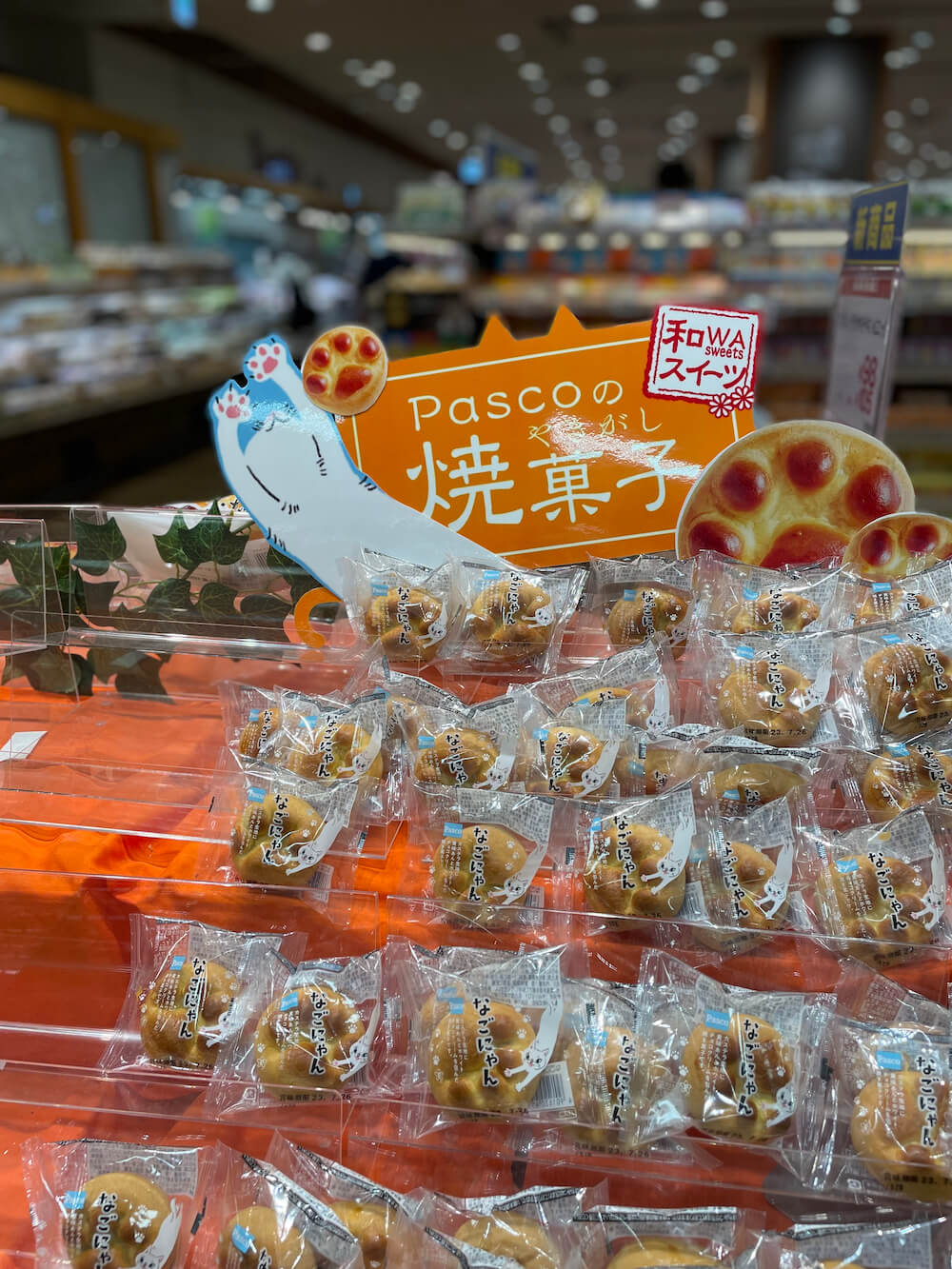 猫の肉球をモチーフにした焼き菓子『なごにゃん』店頭販売イメージ