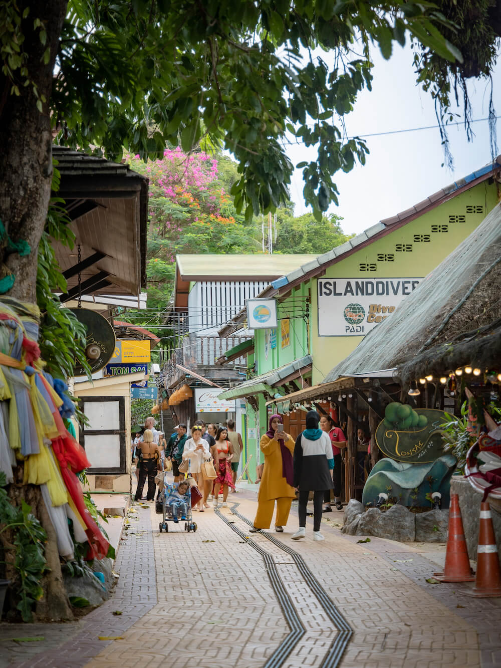 ピピ・ドーン島の繁華街トンサイベイの写真（タイのリゾート地）