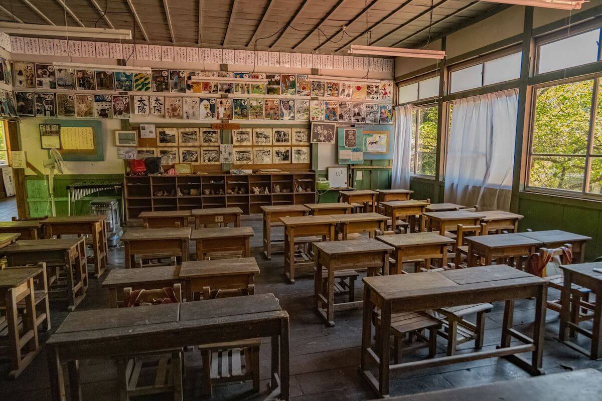 廃校となった旧木沢小学校の教室イメージ