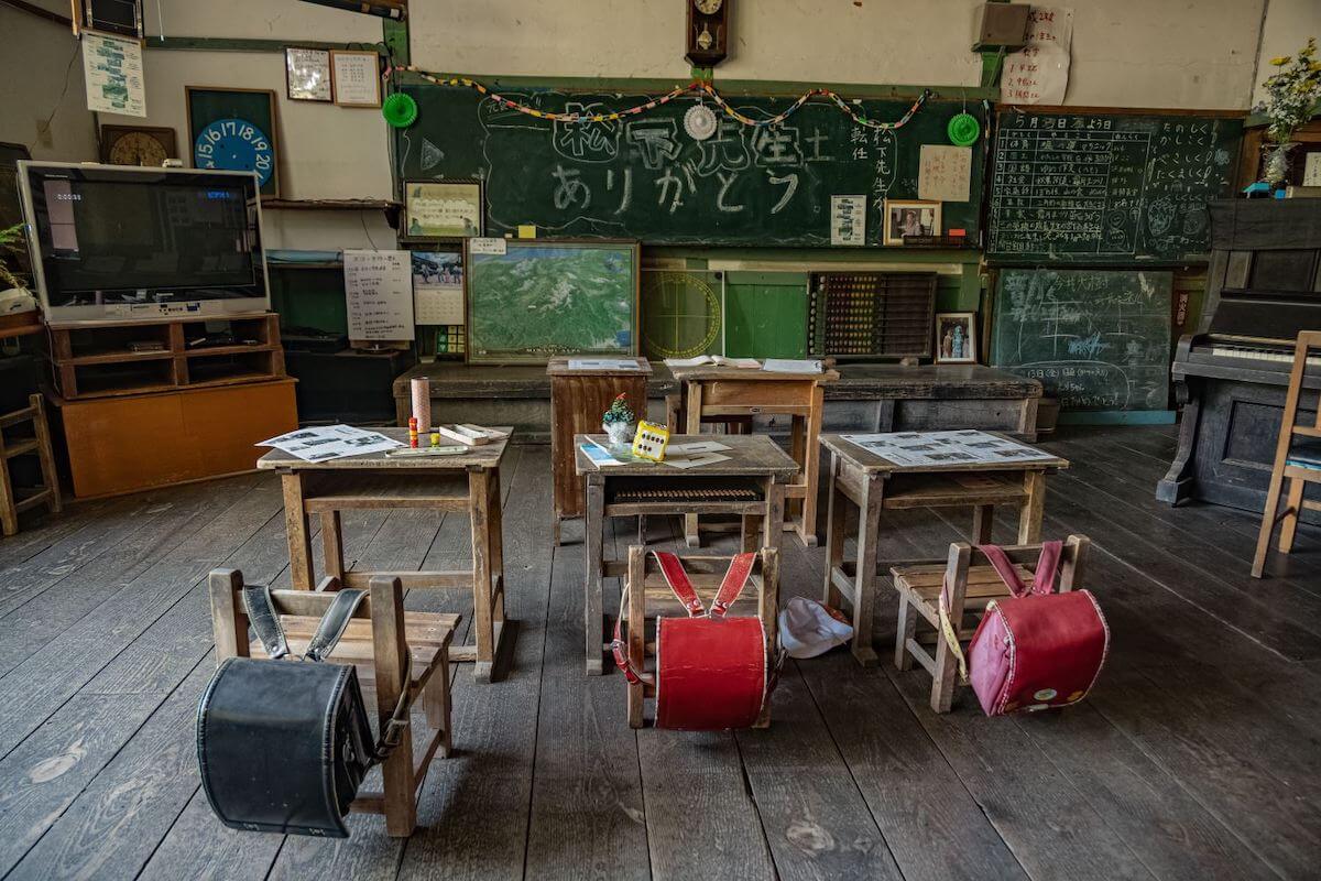 廃校となった旧木沢小学校の教室に置かれれている黒板＆ランドセル