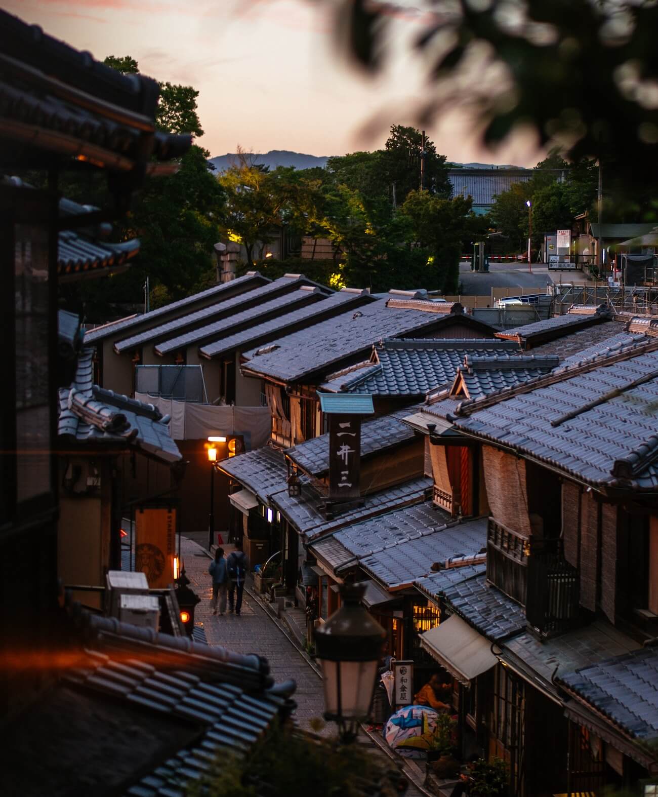 京都の町並み（石畳・石塀・京町家）のイメージ写真
