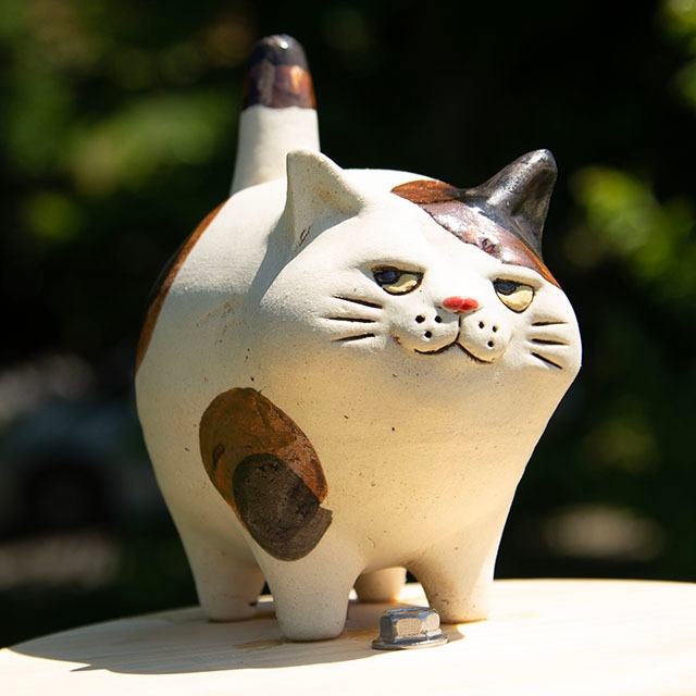 不敵な笑みをした陶器製の猫「スプレーニャンコ」