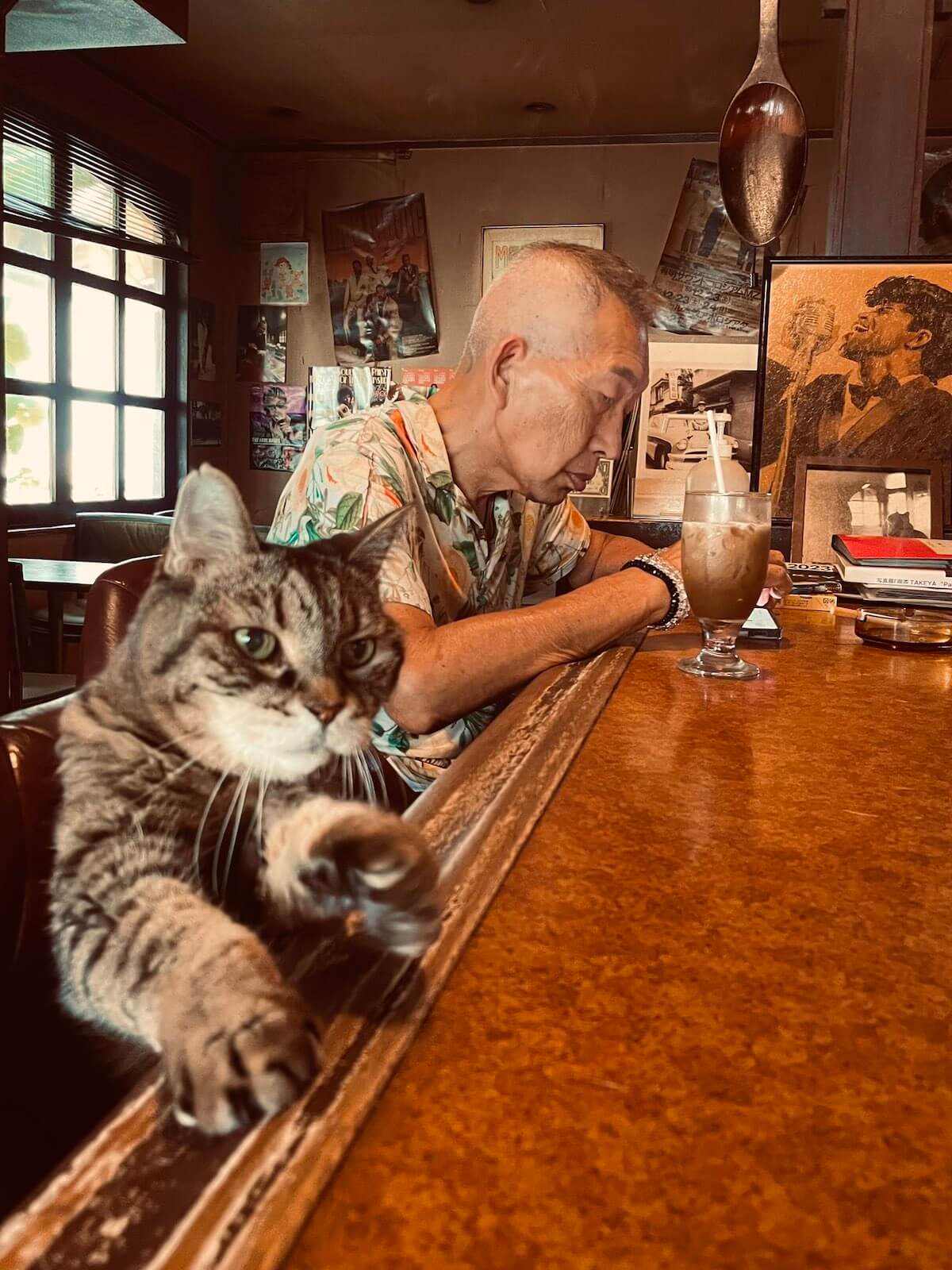 喫茶TAKEYAで看板猫と一緒にくつろぐ「ビートきよし」さん