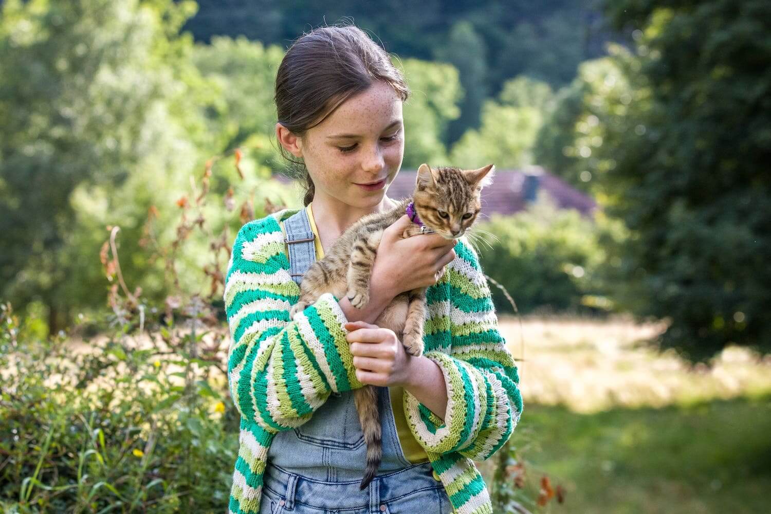 キジトラ猫を抱っこする少女クレム by 映画ルー、パリで生まれた猫