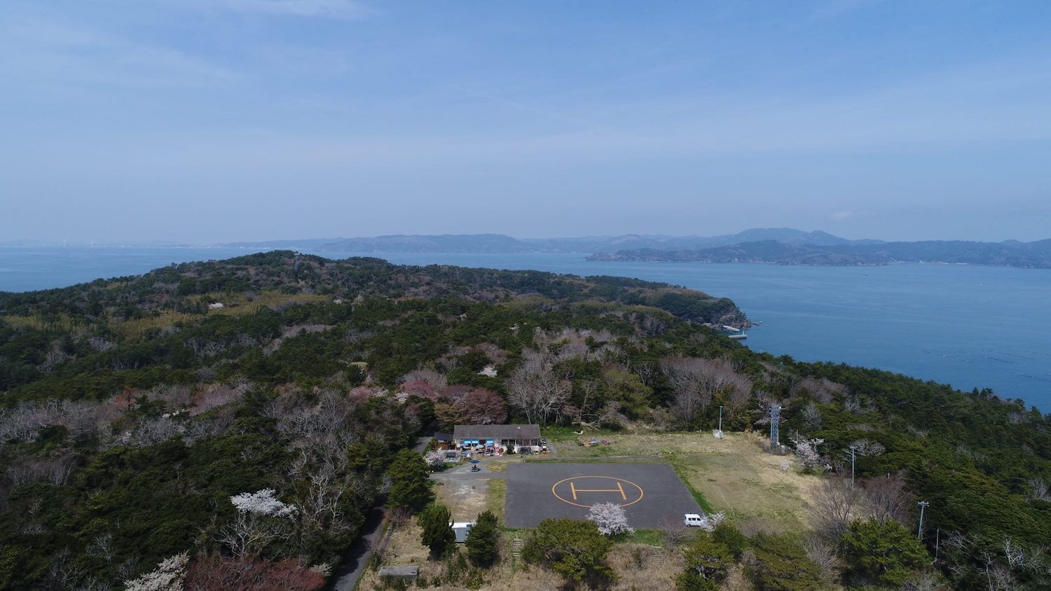 猫島・田代島にある休憩所『島のえき』とヘリポートの俯瞰写真