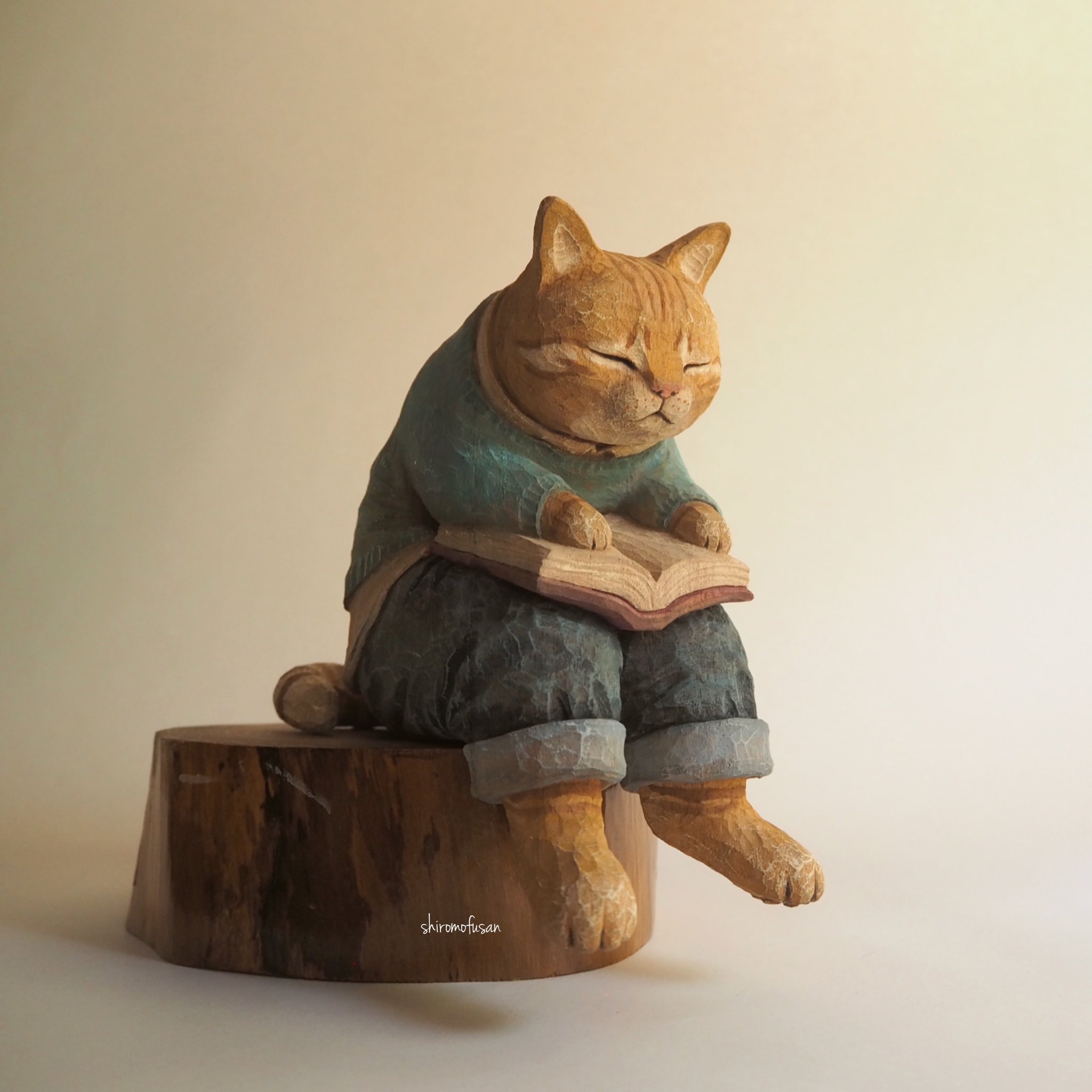 木彫りで制作した「本を読みながら寝落ちしちゃった猫」 by 白もふさん