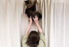 黒猫の背後が透けている？スマホで撮影した写真に、猫で隠れて見えないはずの窓枠が写り込んでしまう不思議な現象が…