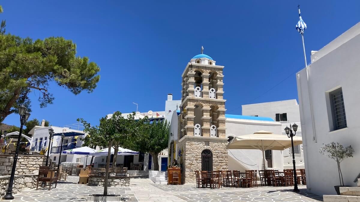 ギリシャのパロス島にある村の町並み・教会