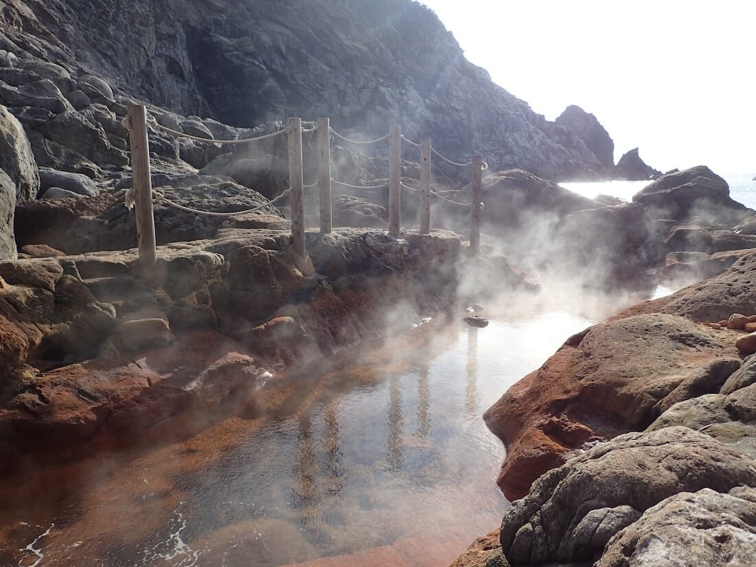 式根島にある無料の露天風呂、地鉈温泉（じなたおんせん）