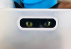 収納ケースの穴からこっそり覗いている黒猫ちゃん、隠れてるみたいだけど完全にバレてる姿が可愛すぎた
