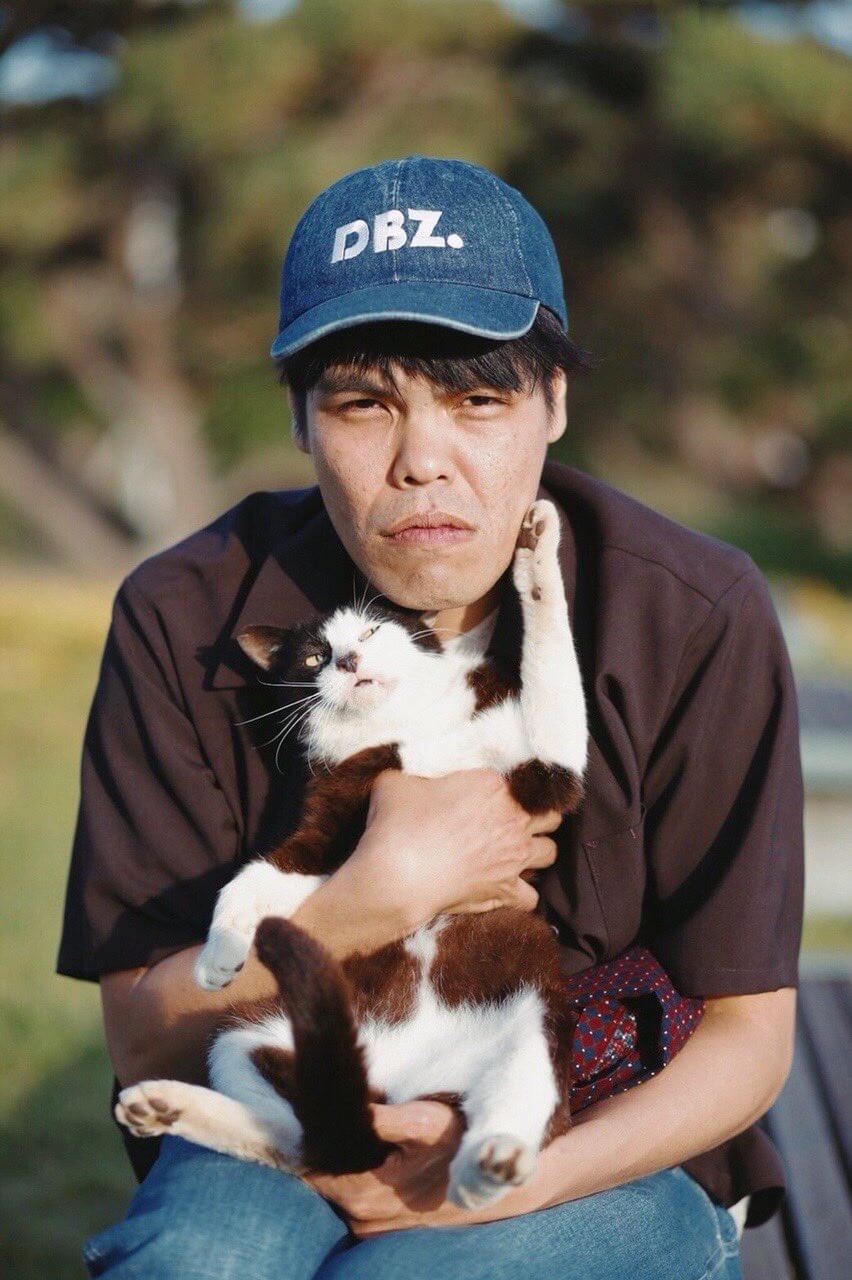 猫を抱っこするお笑いコンビ「ロビンソンズ」の北澤ひとしさん
