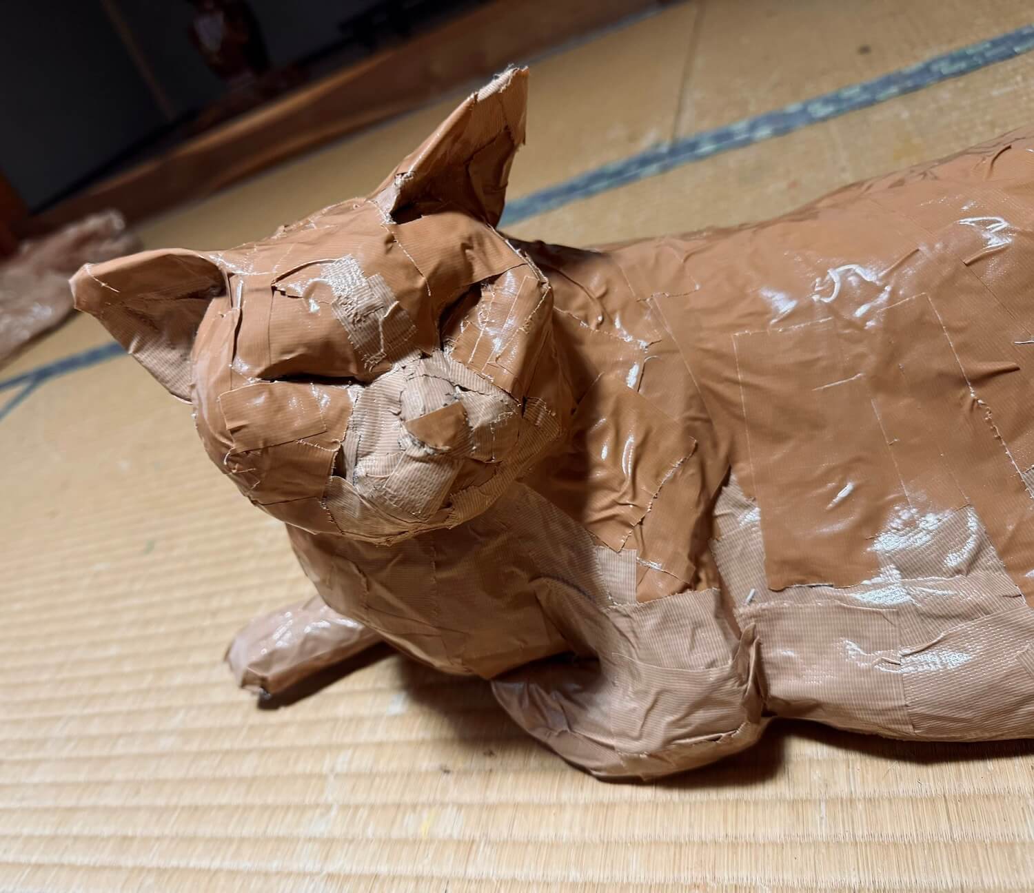 新聞紙とガムテープで作った猫の立体作品 by 飯山太陽